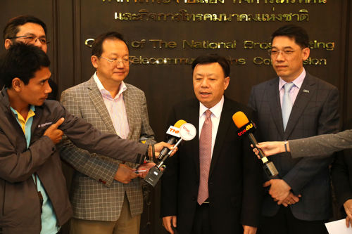 สำนักงาน กสทช. มอบโล่ ให้บริษัท ทรู มูฟ เอช ยูนิเวอร์แซล คอมมิวนิเคชั่น จำกัด เพื่อขอบคุณการให้           ความร่วมมือในการจัดทำระบบรับแจ้งเหตุค้ามนุษย์ในต่างแดน 