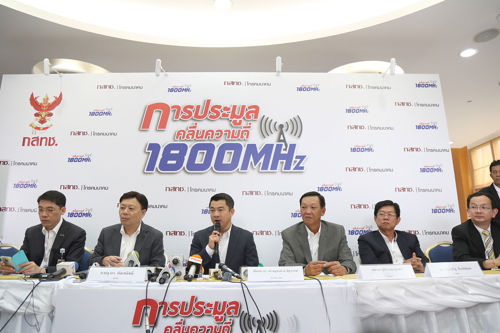 กทค. มีมติหยุดประมูลคลื่นความถี่ย่าน 1800 MHz วันที่สองของการประมูลในเวลา 17.30 น. หลังโอเปอเรเตอร์ทำหนังสือถึง กสทช. ขอพักหลังจากอยู่ในห้องประมูลเกิน 24 ชั่วโมง เริ่มเคาะราคาใหม่ 13 พ.ย. 58 ในเวลา 10.00 น.