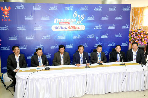 การประมูลคลื่นความถี่ย่าน 1800 MHz เอไอเอส และดีแทค ประมูลได้บริษัทละ 1 ใบอนุญาต  รวมเงินประมูล 25,022 ล้านบาท