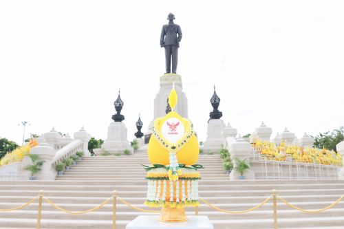 พิธีวางพานพุ่มและถวายบังคม เนื่องในวันคล้ายวันพระบรมราชสมภพ พระบาทสมเด็จพระบรมชนกาธิเบศร มหาภูมิพลอดุลยเดชมหาราช บรมนาถบพิตร วันชาติ และวันพ่อแห่งชาติ