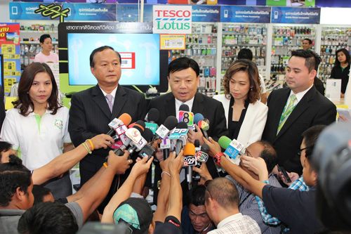 วันแรกของการแลกคูปองดิจิตอลทีวี(20ต.ค.2557)สำนักงาน กสทช. นำสื่อมวลชนตรวจจุดรับแลกคูปอง4แห่งในพื้นที่กรุงเทพมหานคร พร้อมขอความร่วมมือ สำนักงานตำรวจแห่งชาติ กรมการปกครอง กรมส่งเสริมการปกครองส่วนท้องถิ่น สคบ. และหน่วยงานที่เกี่ยวข้องสั่งการให้เจ้าหน้าที่ร่วมมือในการจัดการการทุจริตและให้ประชาชนที่ถูกหลอกนำคูปองไปร้องเรียนมาที่สายด่วนสำนักงาน กสทช.1200เพื่อดำเนินการชะลอการจ่ายเงินไว้ก่อนจนกว่าจะเคลียร์เรื่องเสร็จ