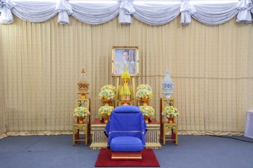 พิธีทำบุญตักบาตร เนื่องในวันคล้ายวันพระบรมราชสมภพ พระบาทสมเด็จพระบรมชนกาธิเบศร มหาภูมิพลอดุลยเดชมหาราช บรมนาถบพิตร วันชาติ และวันพ่อแห่งชาติ